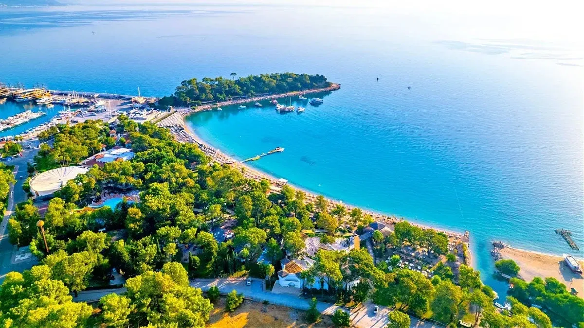 Moderni All Inclusive hotel okružen borovom šumom i planinama u Kemeru, Turska