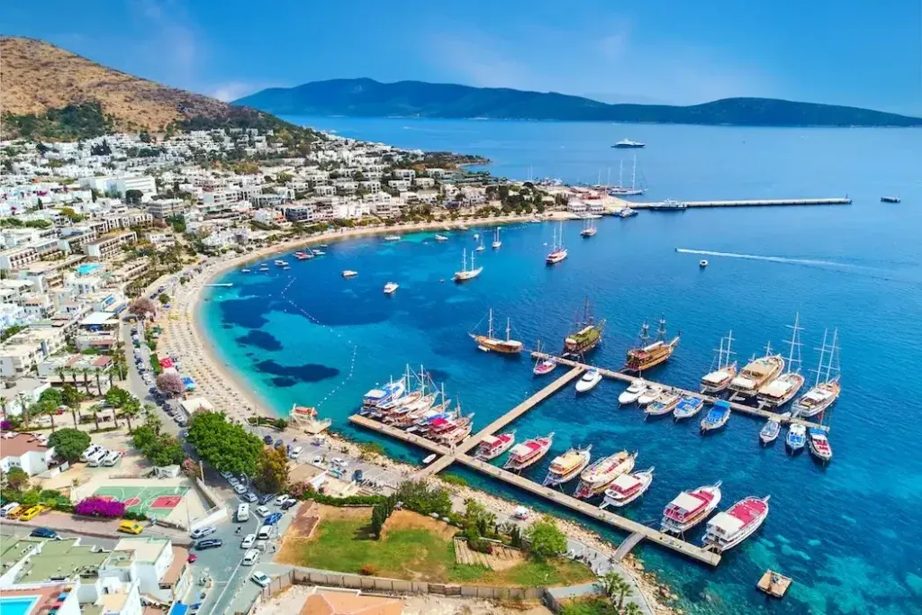 Prelepa panorama All Inclusive hotela sa belim kućicama i bazenom u Bodrumu